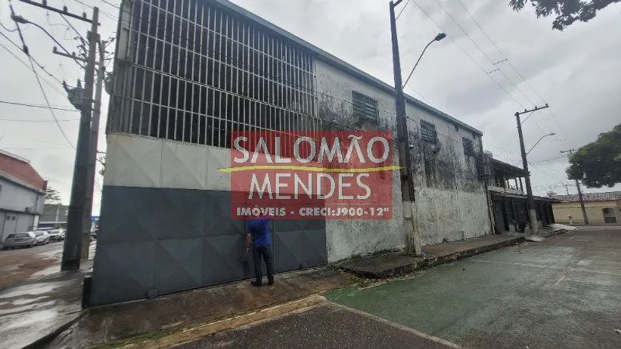 310m2, com térreo com pé direito de 10mts, mezanino e escritórios.