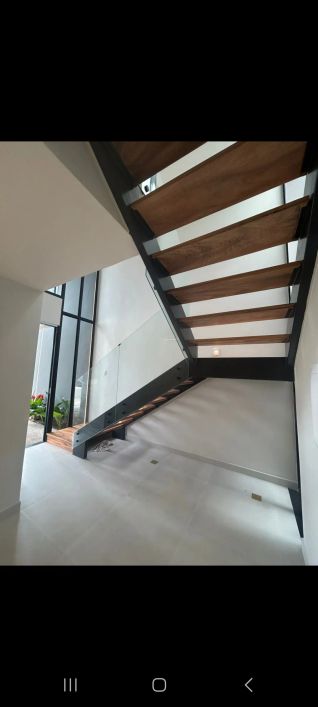 vendo linda casa no condomínio Euroville.