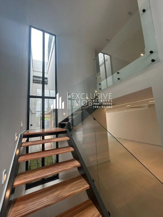 Condomínio Euroville, 208m², 3 suítes, 2 vagas, piscina, placar solar, Águas Brancas