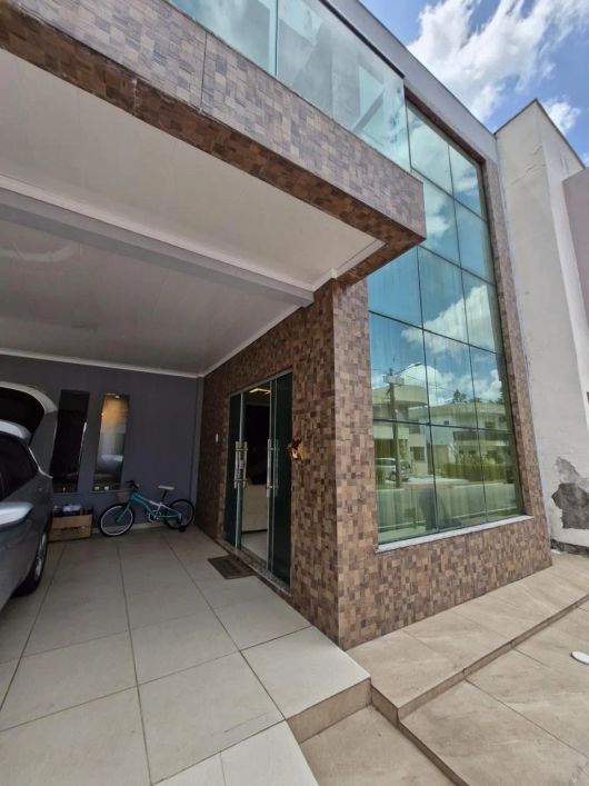 Casa para venda tem 550 metros quadrados com 6 suites