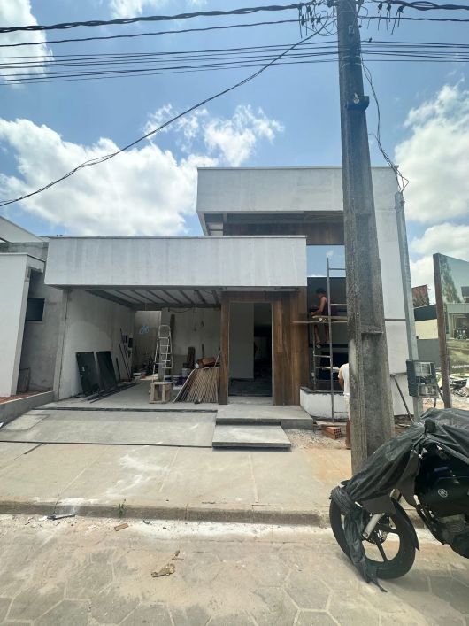 Vende casa no Porto Marina R$ 630.000,00 (aceita financiamento).