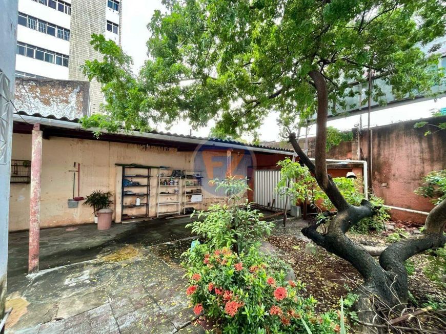 CASA COMERCIAL DE ESQUINA EM CORREDOR DE ATIVIDADE