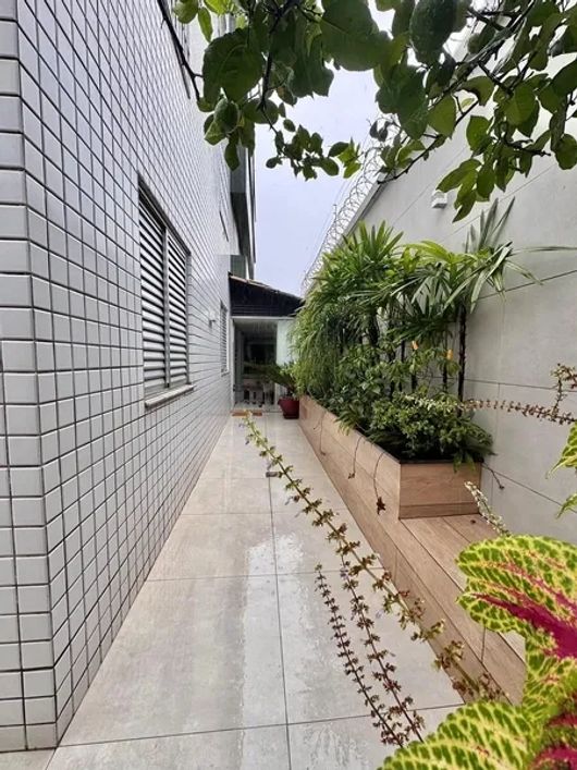 ÁREA PRIVATIVA EM FORMATO “U” | 198M² | MARCENARIA COMPLETA | 02 VG
