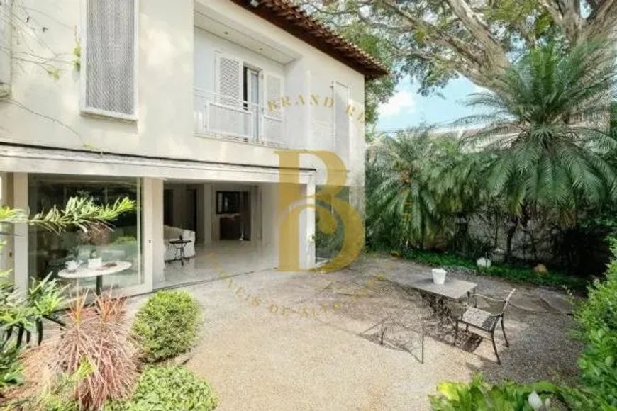 Casa com 274 m², 3 quartos sendo 1 suíte à venda no bairro Jardim Europa.