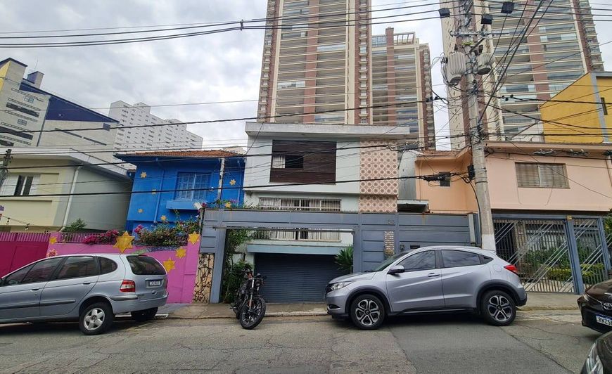 Casa bem estruturada, de época, mas conservada e com muito espaço.