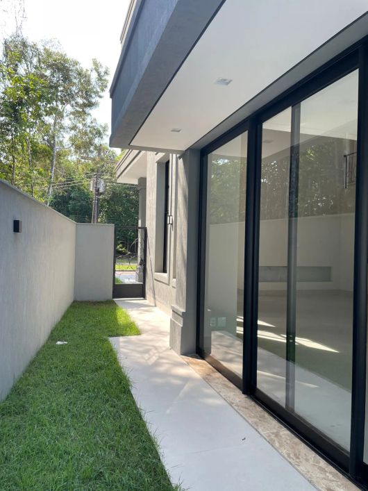 Cond Alphaville 1, 414 m2 de área útil, 2 pavimentos, piscina área guormet, imóvel nunca habitado.