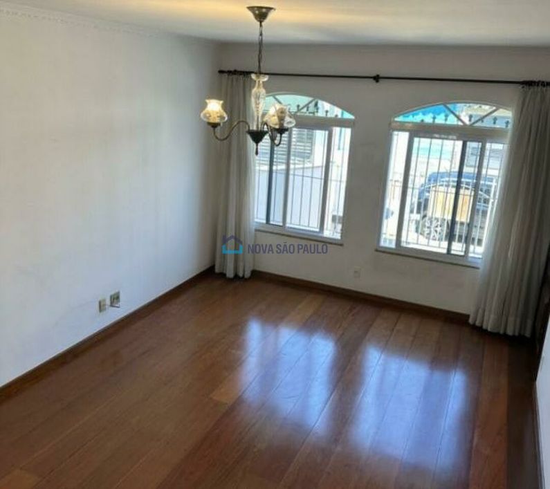 Casa à venda no Bosque da Saúde com 3 quartos e 4 vagas de garagem.