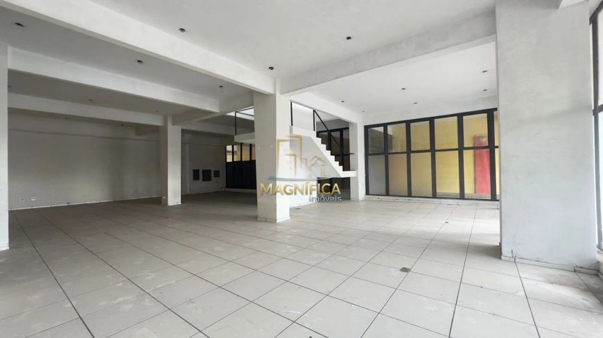Excelente conjunto comercial, com loja e sobreloja, são 559,32m² privativos no Bairro Cristo Rei;