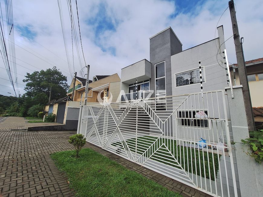 Sobrado, frente para rua com jardim e terraço, terreno com 100m²