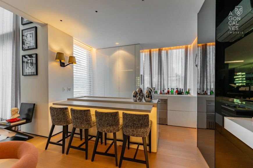 Apartamento, 03 suítes, 03 vagas, reformado, pé direito duplo, Juvevê, Curitiba.