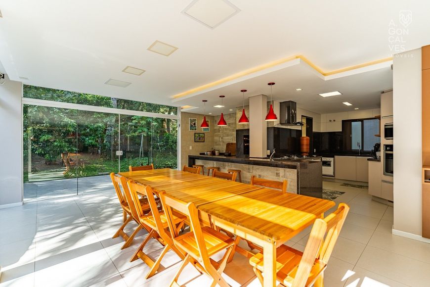Casa, 03 Dormitórios, 04 Vagas, Quintal, Pinheirinho, Curitiba.