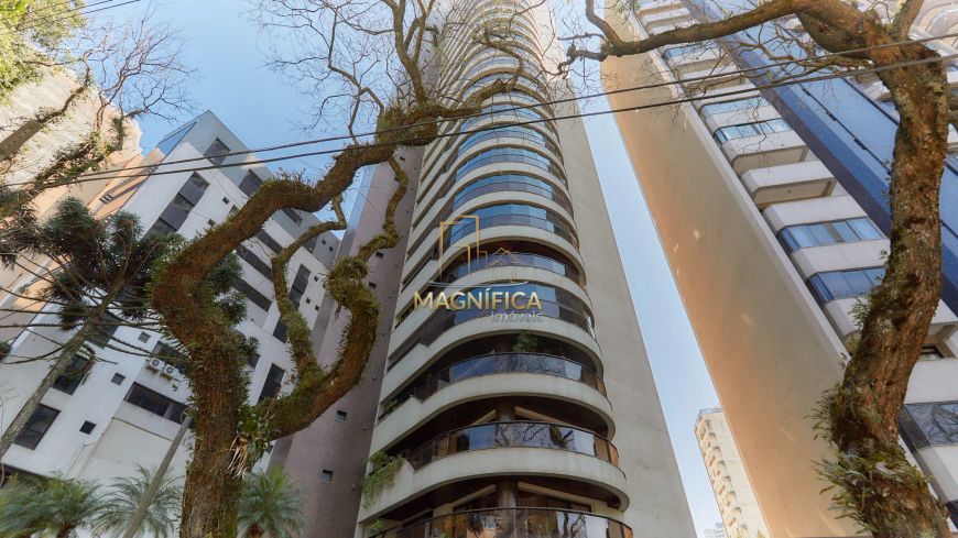 Apartamento em frente ao Clube Curitibano no Água Verde!