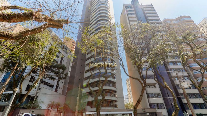 Apartamento em frente ao Clube Curitibano no Água Verde!