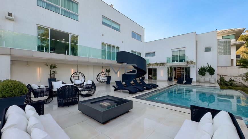 Casa em Condomínio no Santa Cândida, Curitiba - PR, 5 suítes, 528 m² privativos, 8 vagas de garagem.