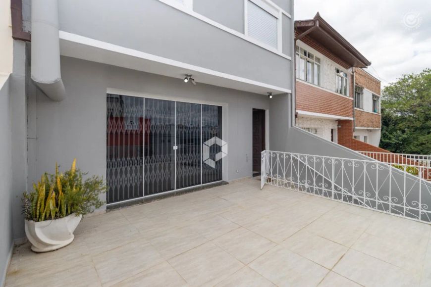 Sobrado triplex no Água Verde