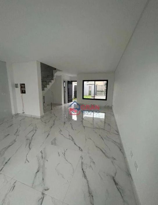 Sobrado com 3 suítes à venda em Curitiba
