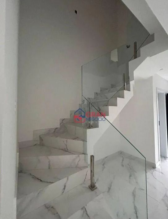 Sobrado com 3 suítes à venda em Curitiba