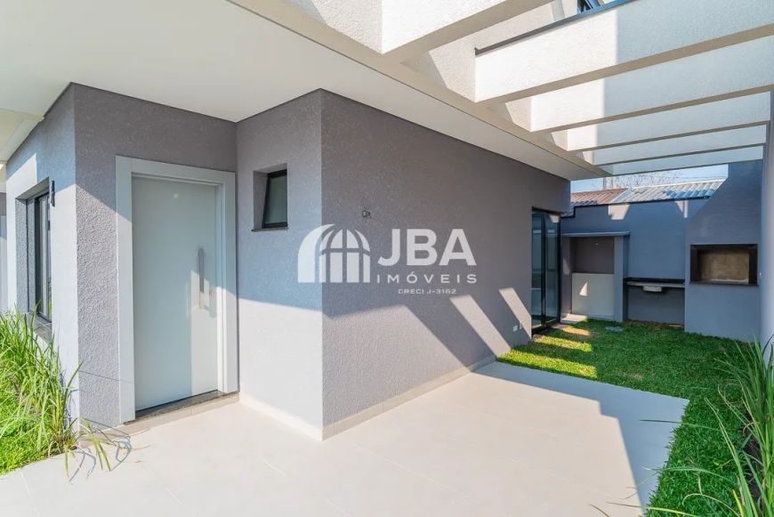 SOBRADO AMPLO COM ÓTIMO PADRÃO DE ACABAMENTO