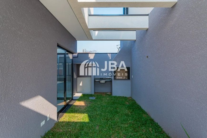SOBRADO AMPLO COM ÓTIMO PADRÃO DE ACABAMENTO