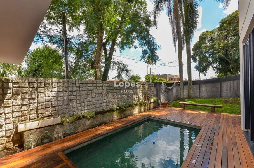 Imóvel para venda possui 300 metros quadrados com 3 suítes e piscina no Seminário - Curitiba - PR