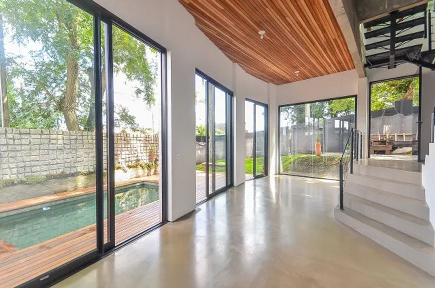 Imóvel para venda possui 300 metros quadrados com 3 suítes e piscina no Seminário - Curitiba - PR