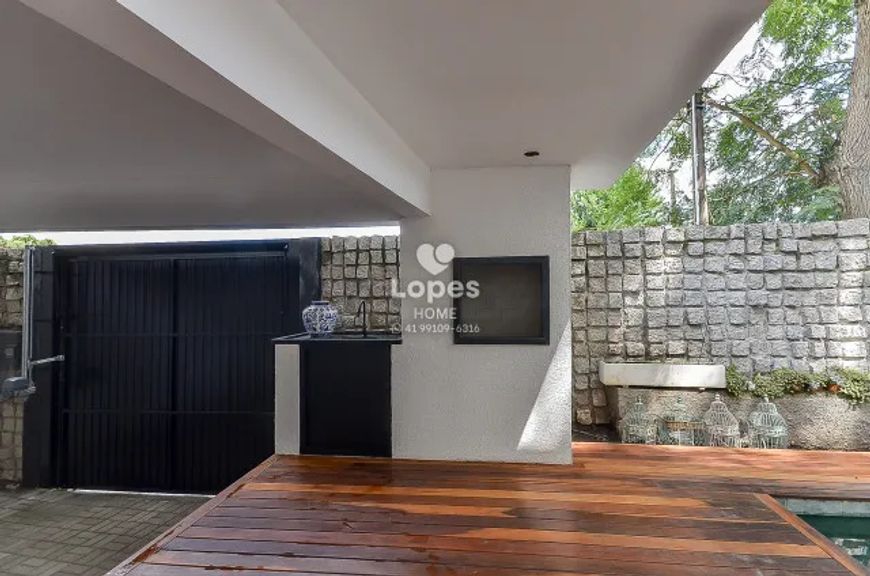 Imóvel para venda possui 300 metros quadrados com 3 suítes e piscina no Seminário - Curitiba - PR