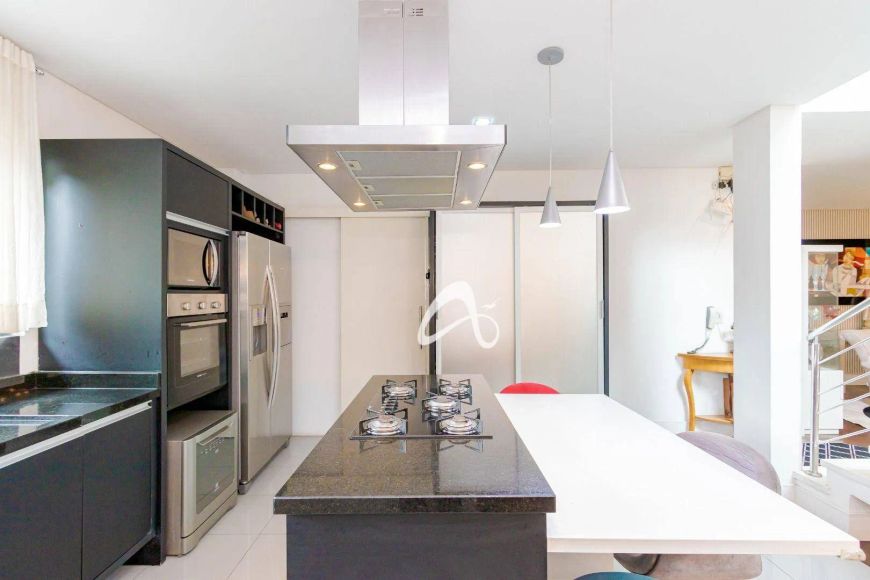 Sobrado alto padrão em condomínio à venda, 4 quartos, semimobiliado e com 471m² no Bairro Umbará, Cu