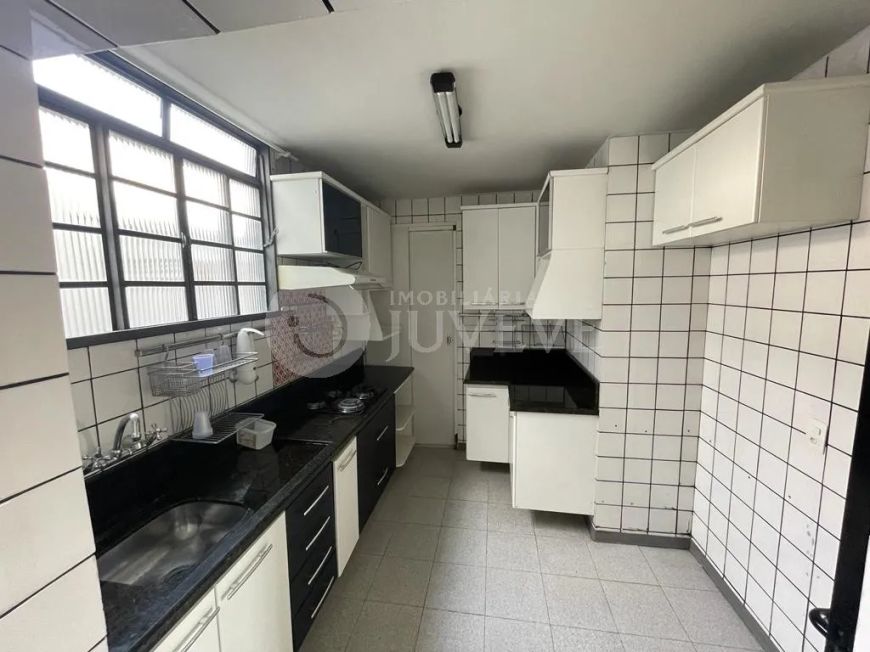 IMOBILIARIA JUVEVE VENDE CASA DE ESQUINA GUABIROTUBA COLEGIO MEDIANEIRA PUC/PR FRANCISCO BRAGA, 98