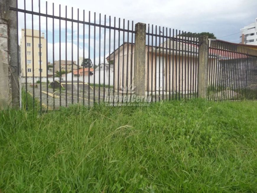 Terreno no Santa Quitéria, divisa com Seminário, há uma quadra da João Alencar.