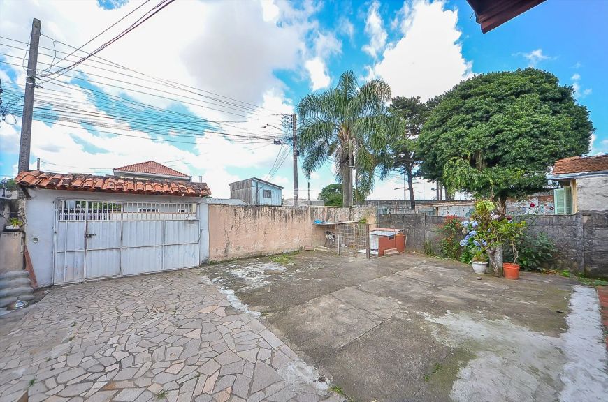Imóvel para venda tem 605 metros quadrados em Xaxim - Curitiba - PR