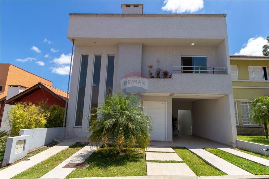 Casa Moderna Pé Dir. Alto em Condomínio Fechado