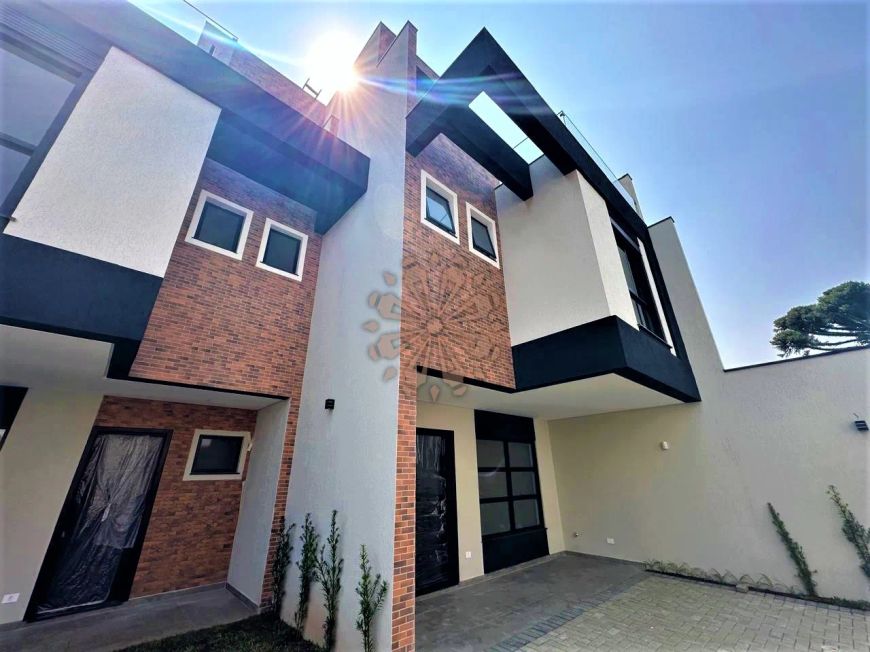 Sobrado a venda com 3 quartos e terraço em Santa Felicidade!