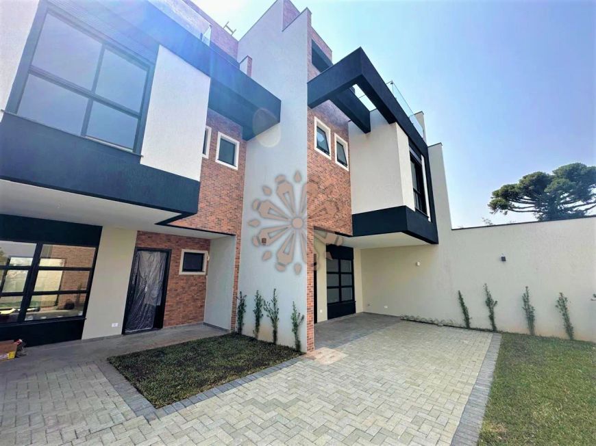 Sobrado a venda com 3 quartos e terraço em Santa Felicidade!
