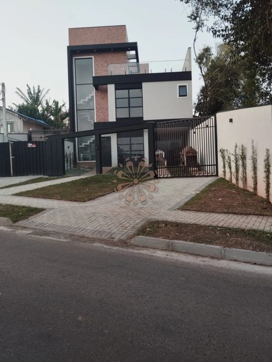 Sobrado a venda com 3 quartos e terraço em Santa Felicidade!