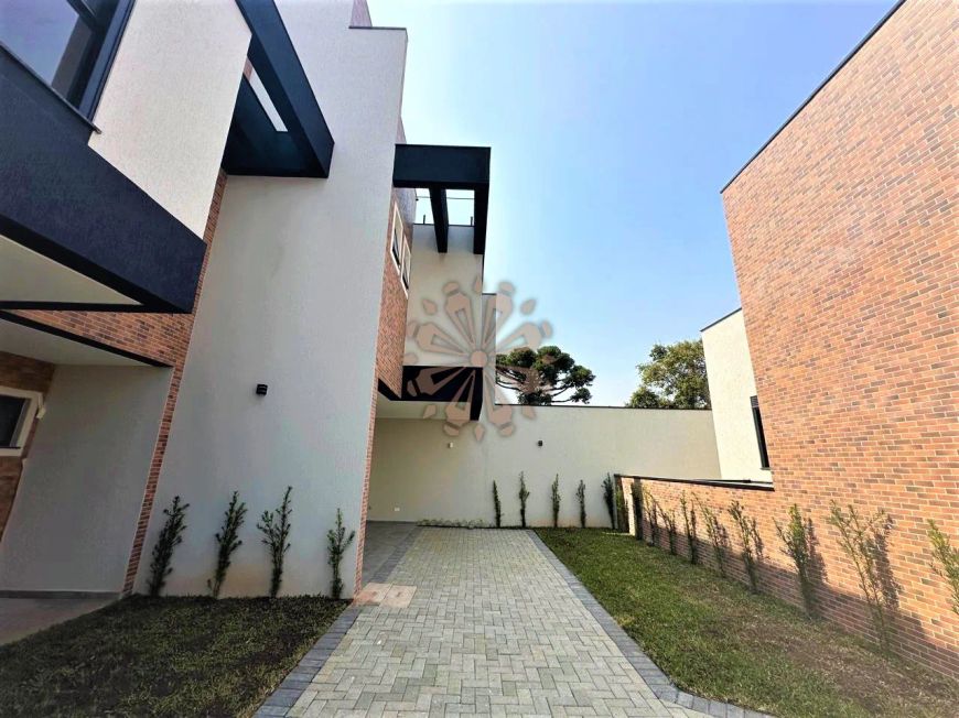 Sobrado a venda com 3 quartos e terraço em Santa Felicidade!