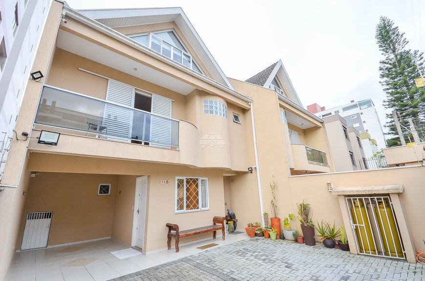 Sobrado Residencial para Venda no Bacacheri em Curitiba, 183 m²