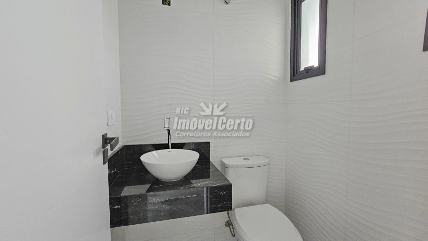 Belíssimo sobrado novo em condomínio fechado de 198 m² com 3 suítes