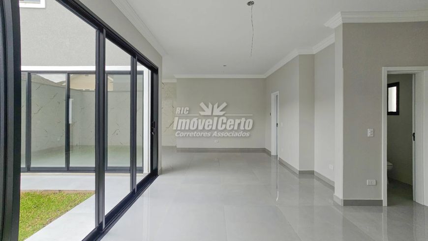 Belíssimo sobrado novo em condomínio fechado de 198 m² com 3 suítes