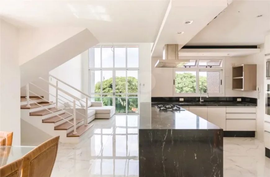 Cobertura duplex com 2 suítes, 161 m² no Água Verde com 2 vagas na garagem. Curitiba