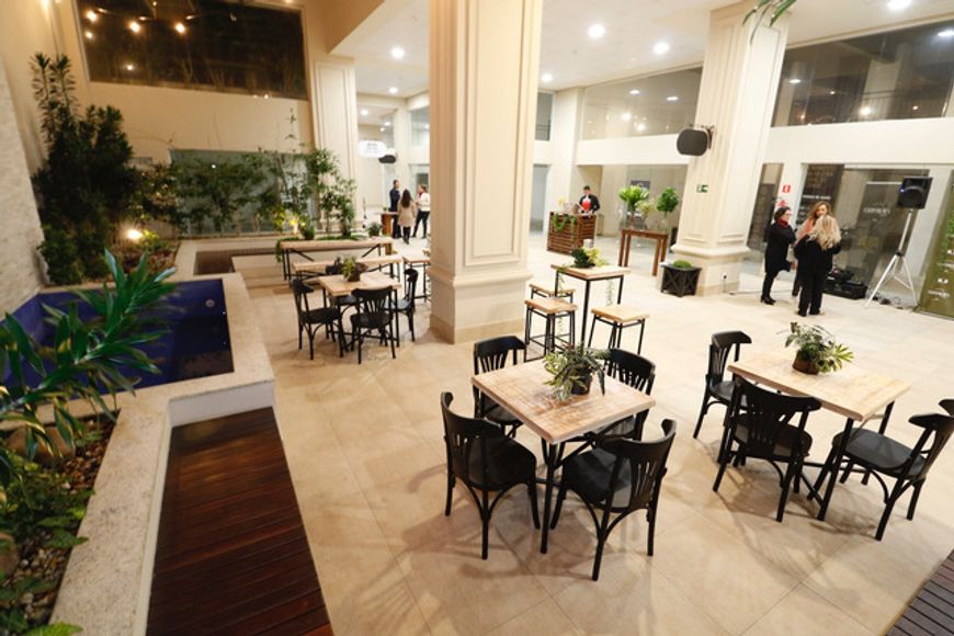 Loja 11 de 750m², na Galeria Guimarães &amp; Cia, a mais charmosa e moderna galeria no Centro de Cur