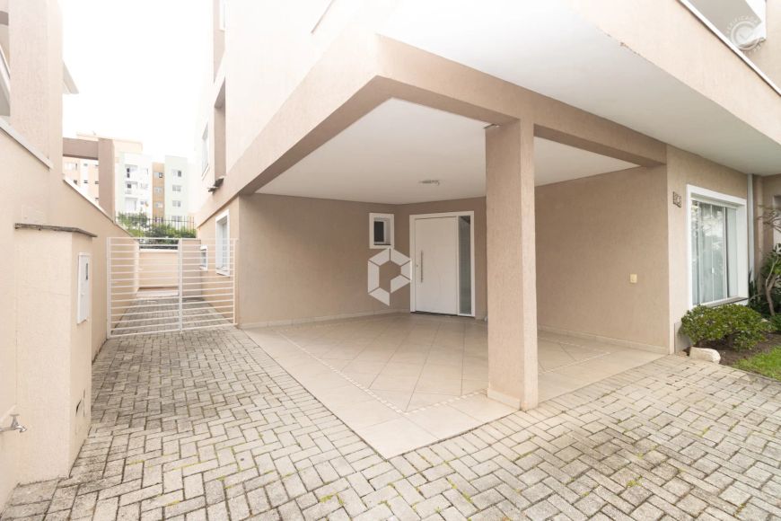 Linda casa em condomínio fechado no Campo Comprido