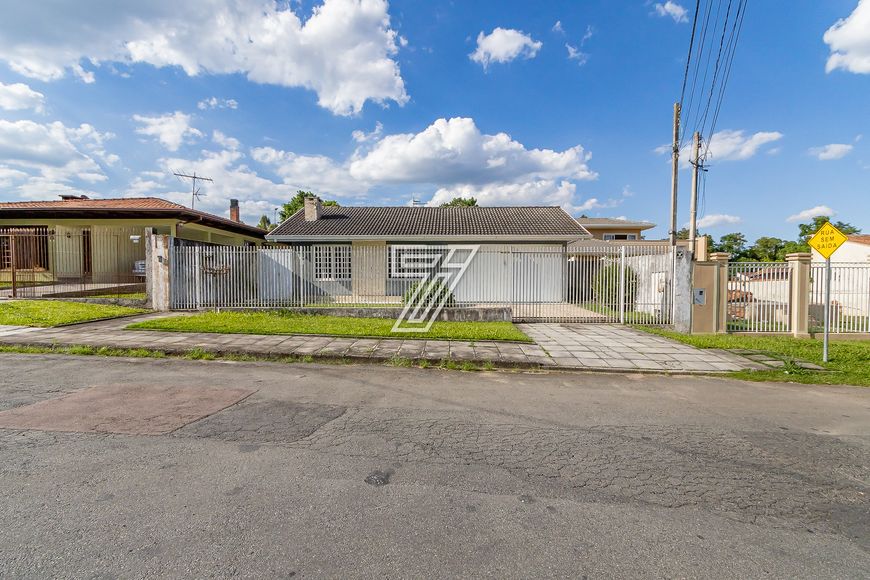 Casa Terrea a venda com 300m2 de 4 quartos no Orleans - Curitiba - PR