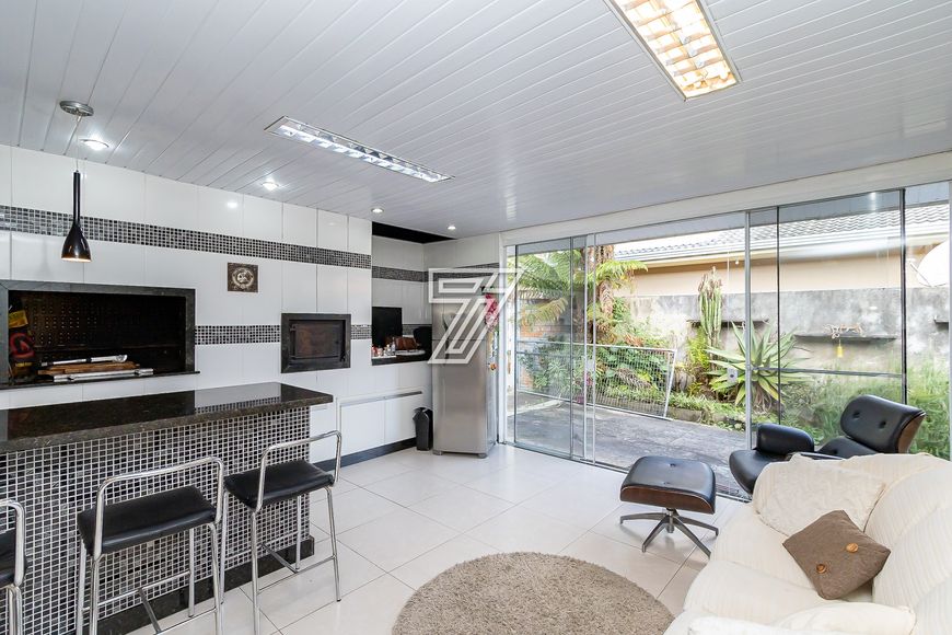Casa Terrea a venda com 300m2 de 4 quartos no Orleans - Curitiba - PR