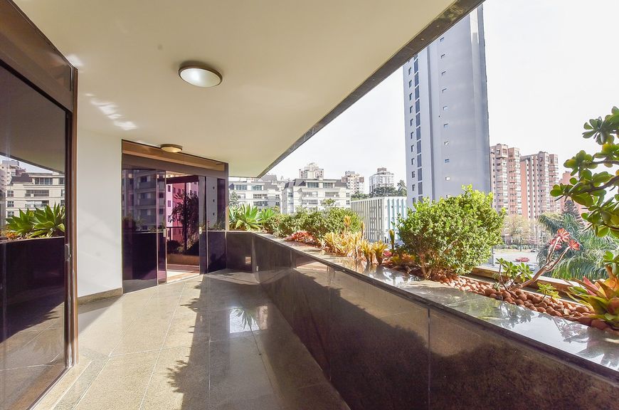 Apartamento para venda tem 731 metros quadrados com 4 quartos em Cabral - Curitiba - PR