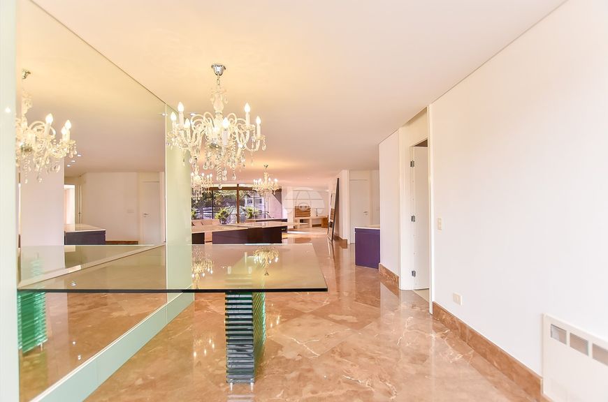 Apartamento para venda tem 731 metros quadrados com 4 quartos em Cabral - Curitiba - PR