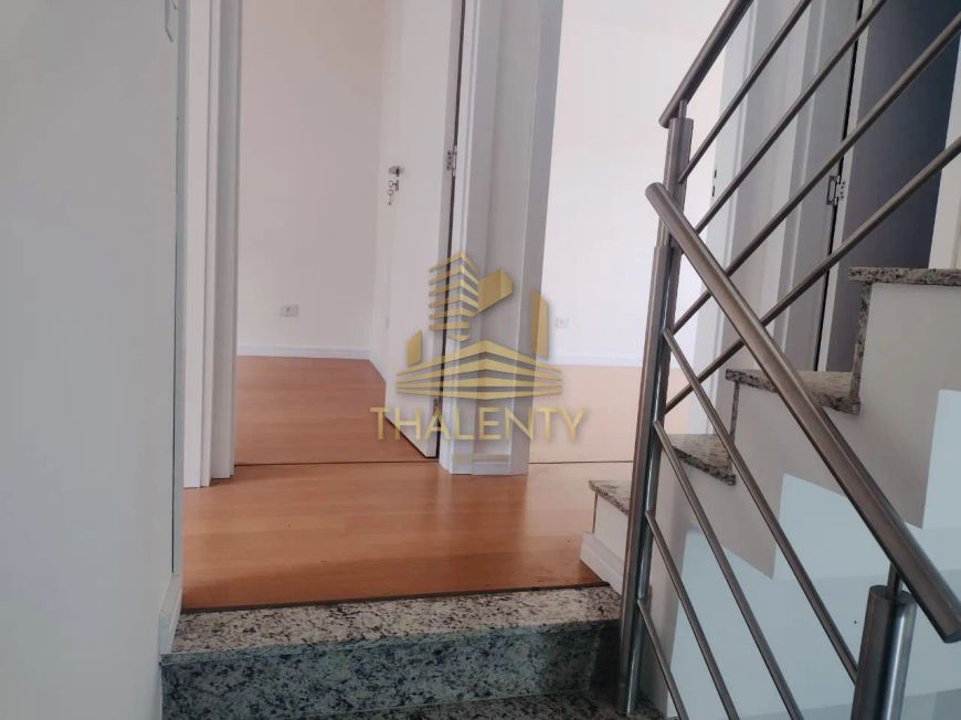 Sobrado Triplex alto padrão de frente para rua, com 141.75 metros privativos no Pilarzinho!