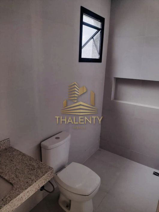 Sobrado Triplex alto padrão de frente para rua, com 141.75 metros privativos no Pilarzinho!