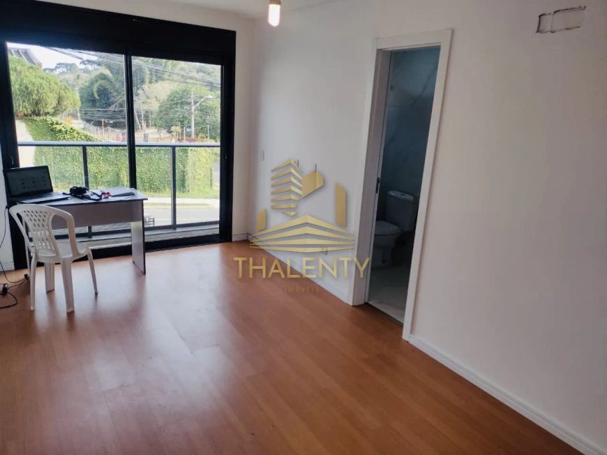 Sobrado Triplex alto padrão de frente para rua, com 141.75 metros privativos no Pilarzinho!