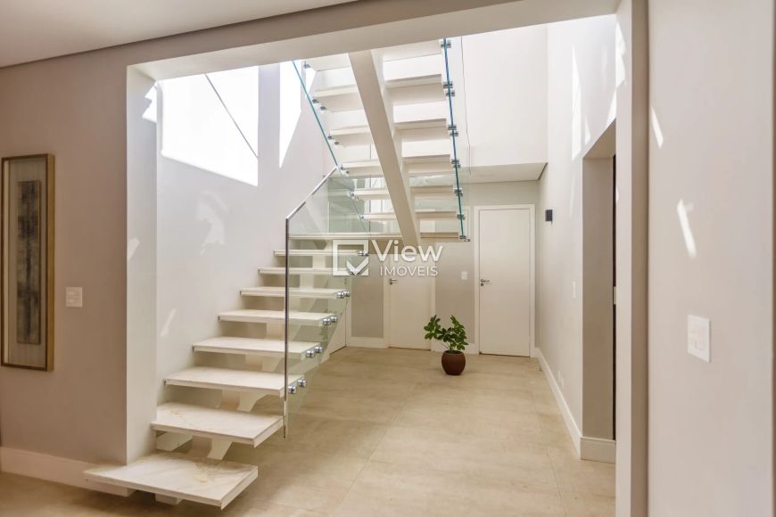 Linda Casa Térrea Com Piscina entre Praças