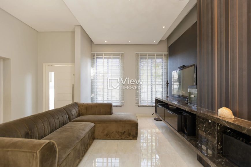 Linda Casa Térrea Com Piscina entre Praças